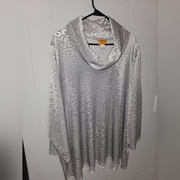 Ruby Ted NWOT Gorgeous Silver Velvet Cheeta Pattern Turtle Neck - Picture 4 of 16
